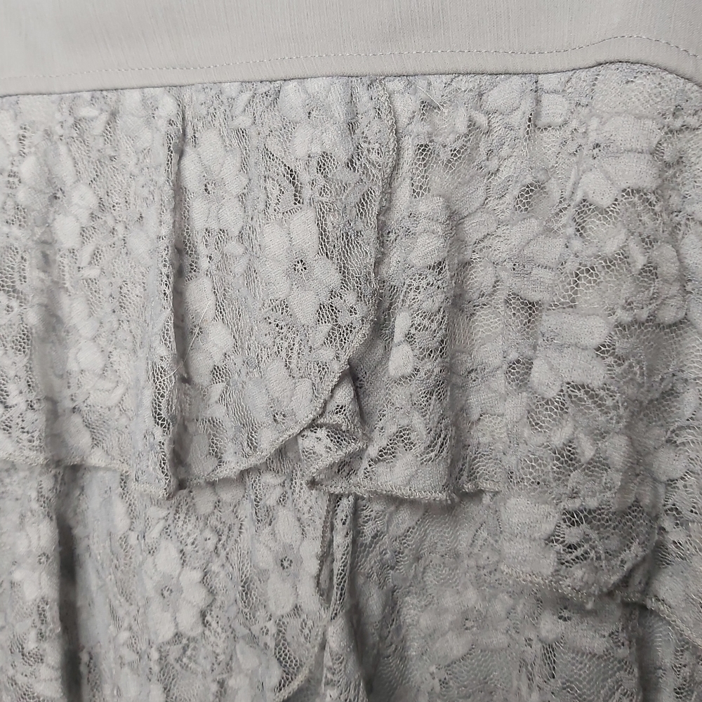 Little lace gray top.. sleeveless and perfect fit for jeans day - Picture 9 of 11